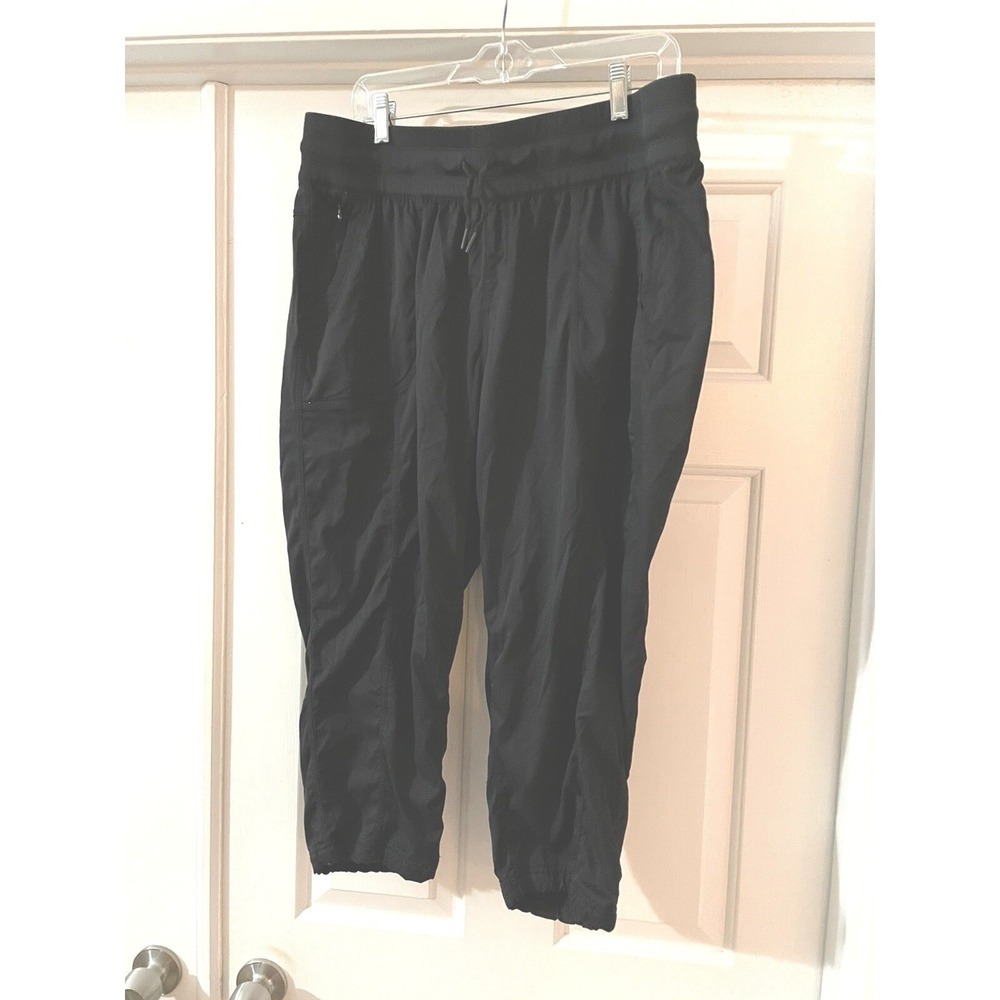 The North Face Womens 1X Black Capri Athletic Pants 21 Inseam Zipper Pockets